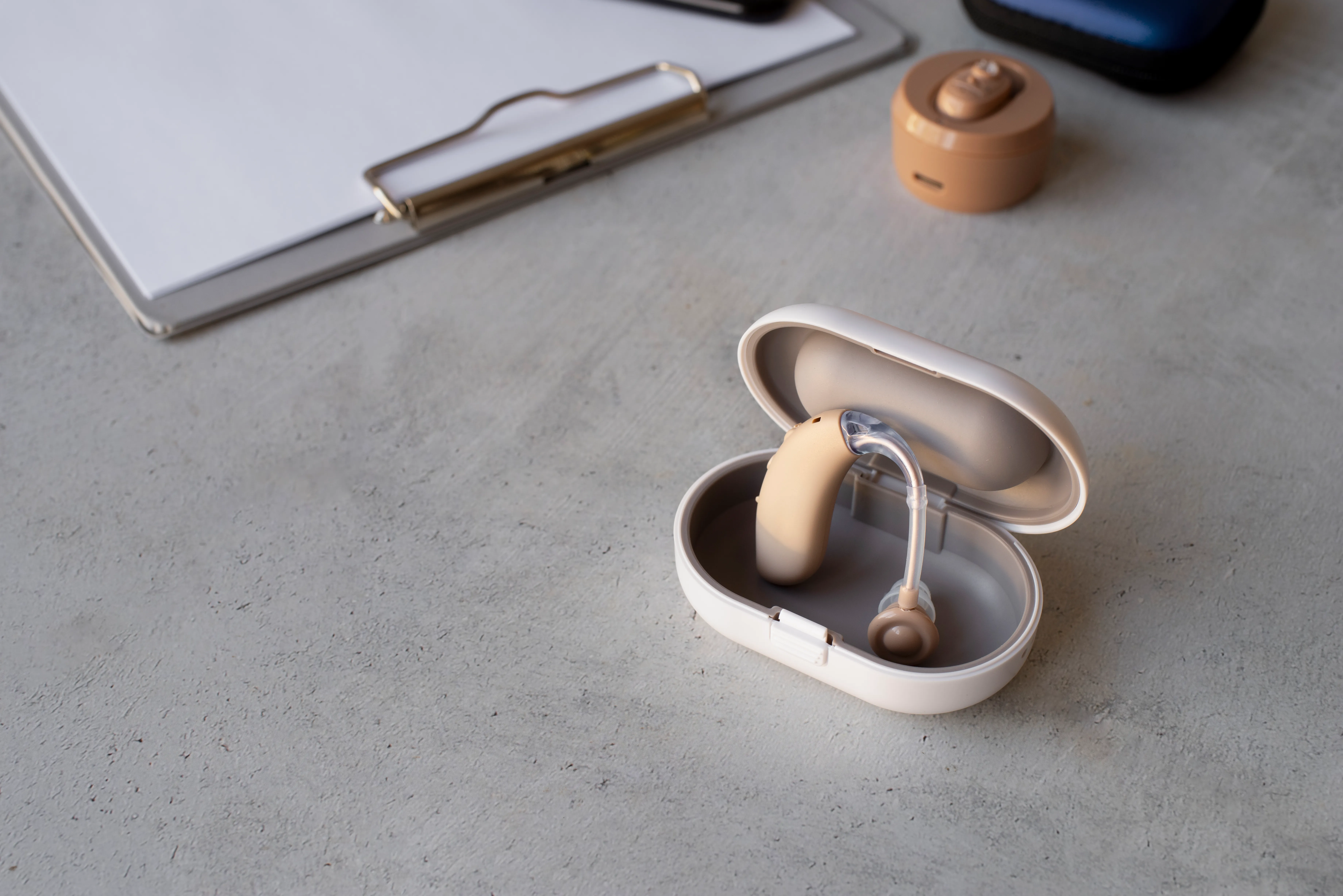 Jeune famille heureuse à la maison